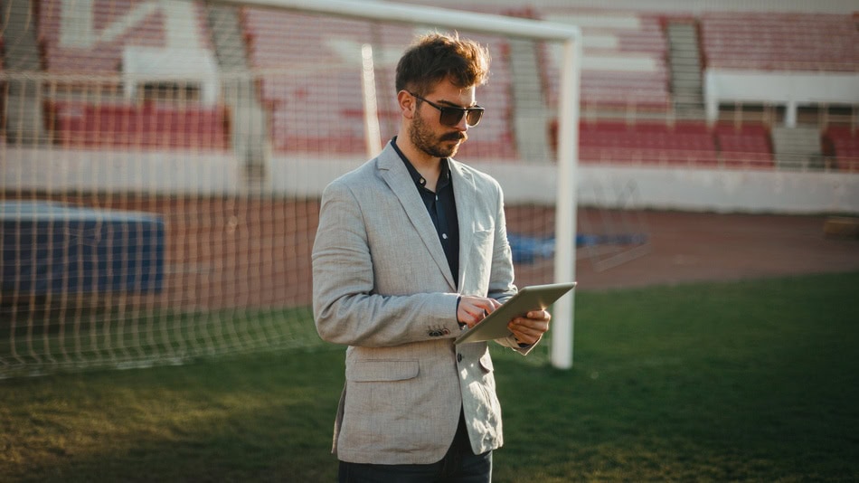 El gerente deportivo es un líder multifacético que gestiona y organiza estratégicamente los recursos, eventos e instalaciones deportivas