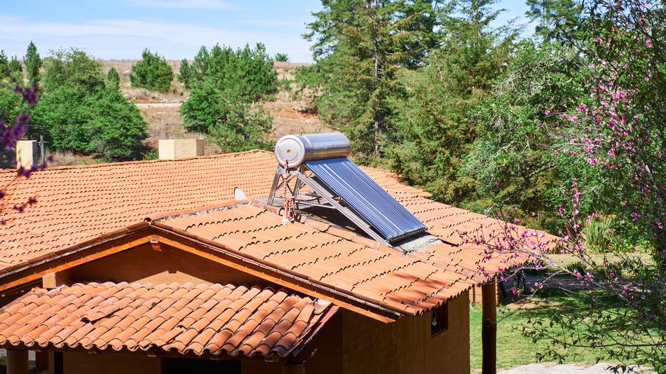 La energía solar térmica (también llamada energía termosolar) es considerada como una de las principales fuentes de energía renovable
