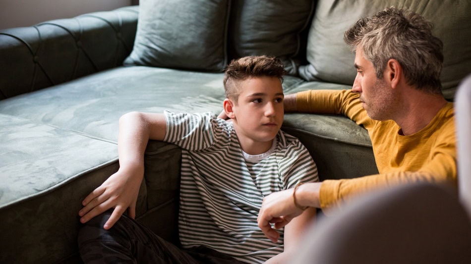 Poner en práctica la comunicación asertiva entre padres e hijos dentro del hogar tiene múltiples beneficios