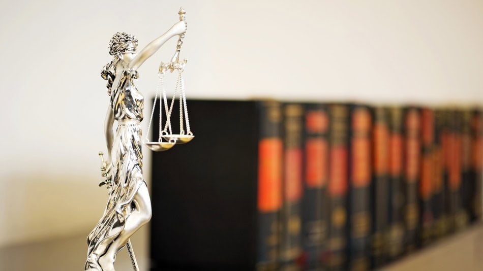 Si bien la carrera de Derecho es apasionante, no necesariamente es la opción más adecuada para todos, ya que requiere de una verdadera vocación y una serie de habilidades básicas