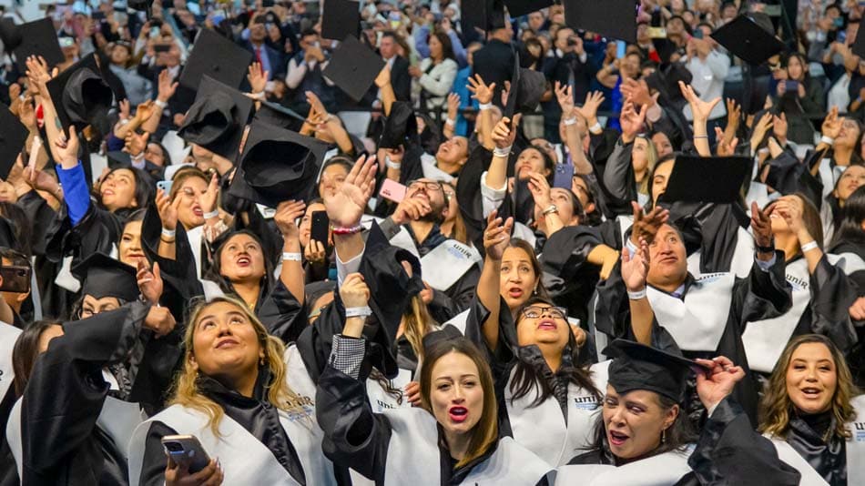 La mayor expresión de euforia llega al final de la ceremonia con el clásico lanzamiento de birretes al aire.