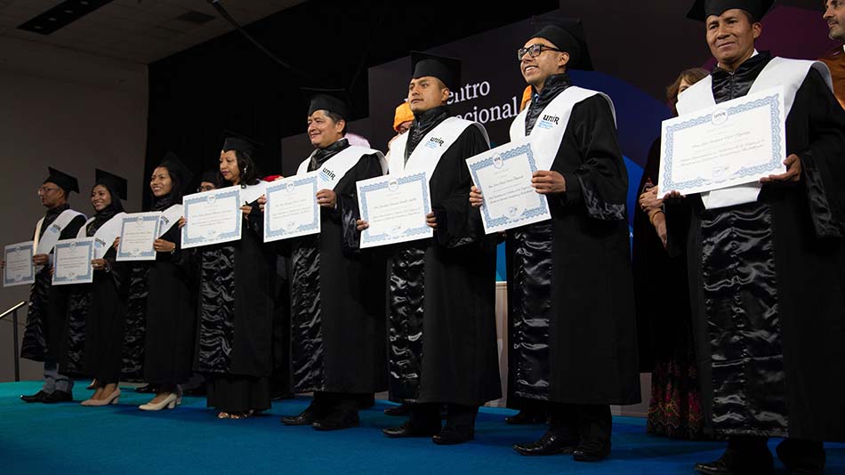Los graduados recogerán sus diplomas simbólicos en el escenario, como muestra la imagen del Encuentro Internacional Alumni Ecuador 2024 de UNIR, institución del Grupo PROEDUCA, al que también pertenece Escuela de Posgrado Newman.