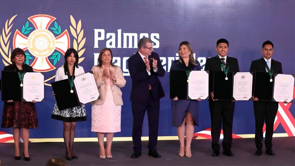 El Dr. Gilber Chura Quispe (segundo por la derecha) posa junto la presidenta de la República y el ministro de Educación (ambos en el centro) tras haber recibido la medalla ‘Palmas Magisteriales’ y el diploma acreditativo de la reciente edición 2024.
