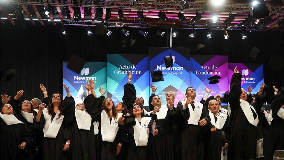 Explosión de alegría manifestada con el lanzamiento de birretes al aire.