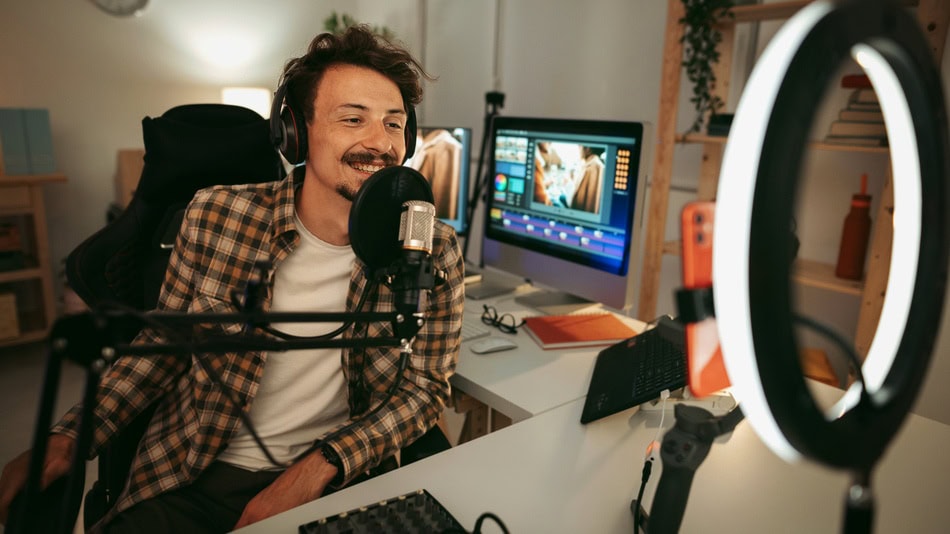 El marketing digital implica utilizar herramientas y estrategias en línea para promover productos o servicios, lo cual permite obtener ganancias tanto a corto como a largo plazo