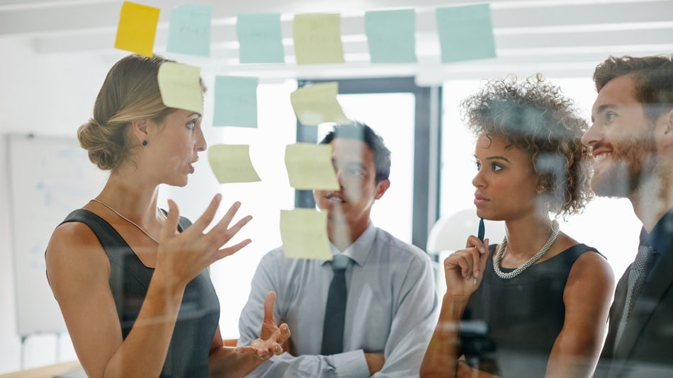 La dirección estratégica es el conjunto de decisiones y acciones que guían a la empresa hacia sus objetivos a largo plazo