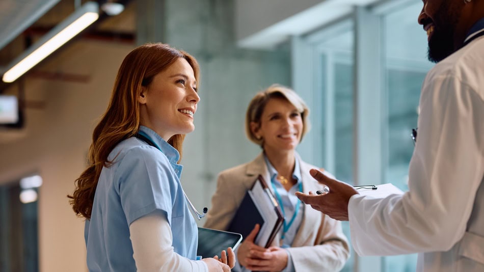 Un director de hospital es la persona encargada de que todo en un hospital funcione correctamente