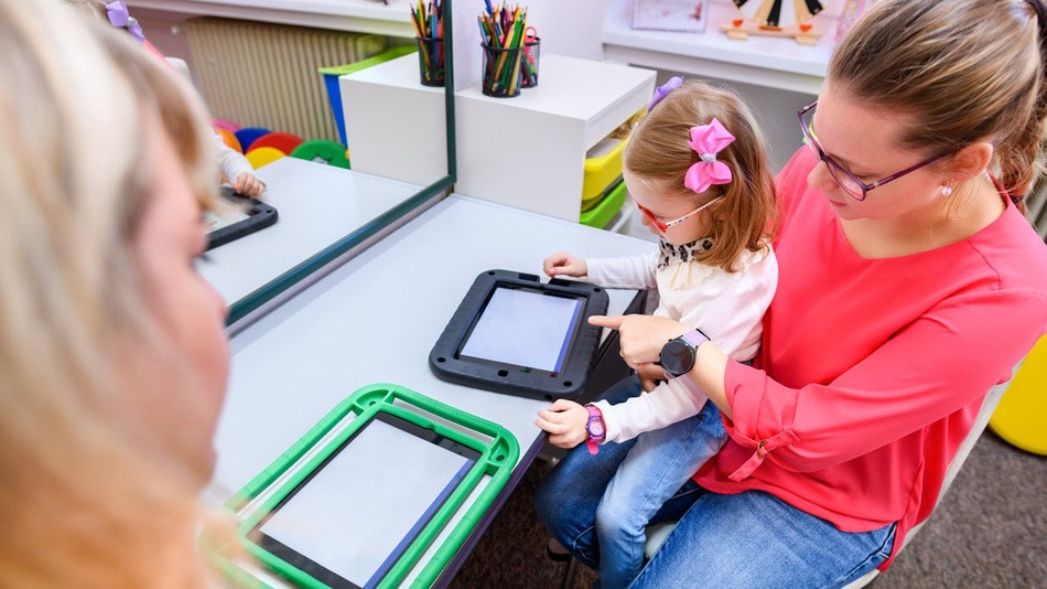 La comunicación aumentativa y alternativa (CAA) se refiere a todas aquellas estrategias y herramientas que ayudan a las personas que tienen dificultades para comunicarse de manera verbal