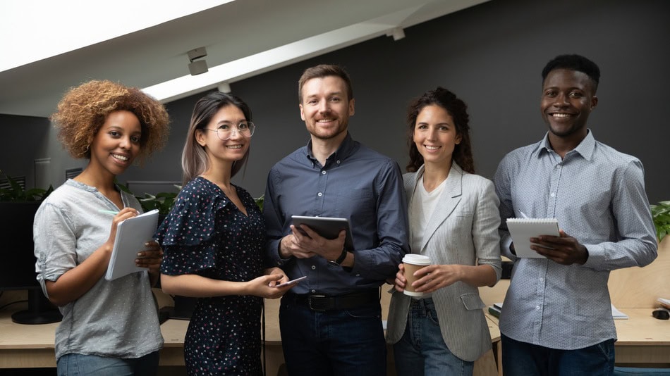 Para trabajar en RR. HH. o Recursos Humanos, lo más común es estudiar carreras como Psicología, Administración de Empresas, Relaciones Laborales o incluso Derecho