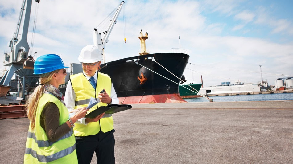 Para trabajar en aduanas de Perú, puedes estudiar carreras como administración de empresas, negocios internacionales, economía o afines