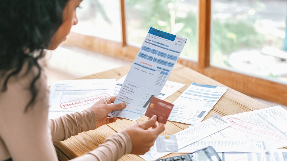 El riesgo de crédito implica la incapacidad o falta de voluntad de un cliente para cumplir con sus compromisos en relación a préstamos, coberturas, liquidaciones u otras transacciones financieras