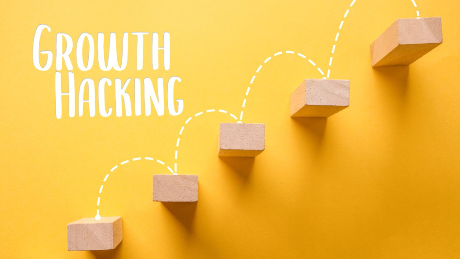 Un growth hacker es un profesional dedicado a buscar el crecimiento de un negocio, destinando una inversión mínima y el menor esfuerzo posible