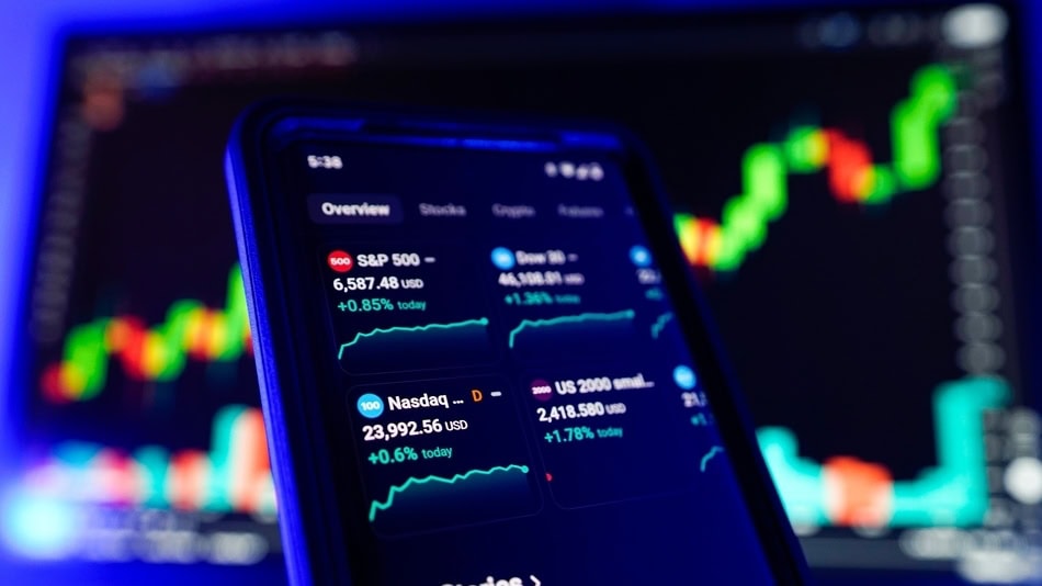 Los fondos indexados son un tipo de inversión pasiva, que funcionan imitando el rendimiento de los principales índices de referencia del mercado (como el S&P 500 o el Nasdaq 100).