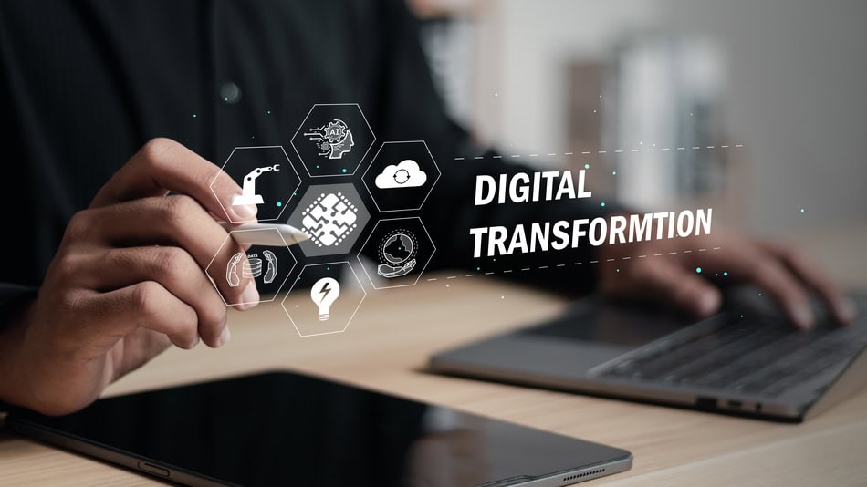 La transformación digital es un proceso estratégico e integral que integra tecnología en todas las áreas de una organización