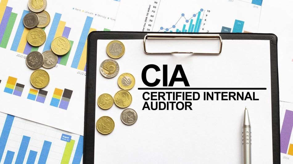 Aunque no siempre son obligatorias, las certificaciones locales e internacionales pueden ayudarte a reforzar los “cartones” académicos como CIA (Certified Internal Auditor)