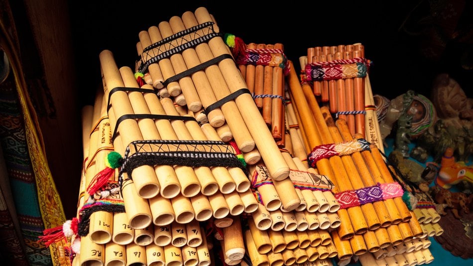 La historia de la música estudia cómo las personas han creado, interpretado y transmitido sonidos musicales a lo largo del tiempo