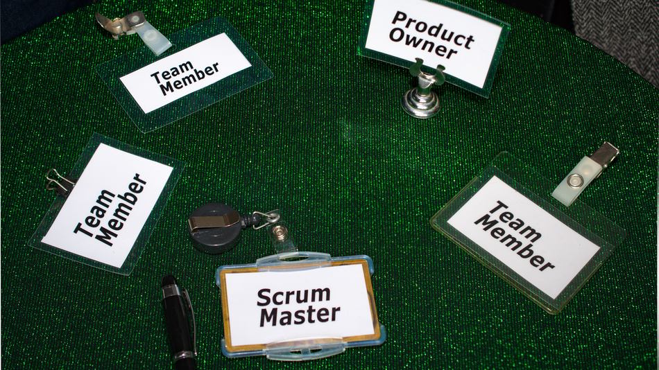 El equipo Scrum define tres roles principales. Uno de ellos es el Scrum Master, seguido del Product Owner y el equipo de desarrollo