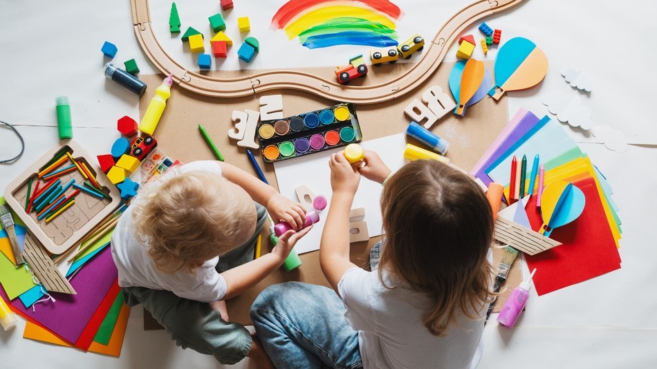 El juego simbólico es una actividad lúdica en la que los niños utilizan su imaginación para imitar situaciones de la vida real